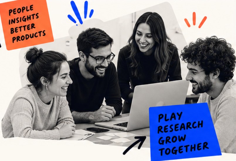 Un equipo de cuatro personas ríe alrededor de un portátil durante un taller. Dos pegatinas dicen «People insights, better products» y «Play research, grow together».